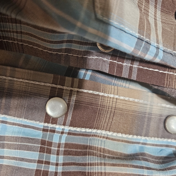 Boys pearl snap button down shirt! - Picture 2 of 4